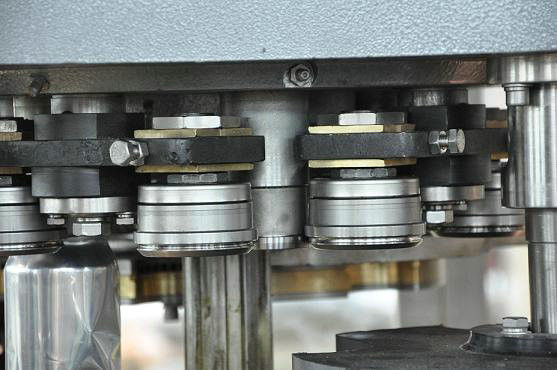 Custom Pop Can Filling Machine , Soda Cola beverage / Juice Filling Plant By Pneumatic Control